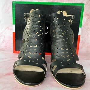 Bucco Katniss Black Wedge Heels Sz 9